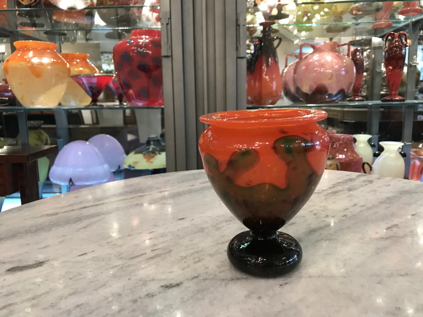 Verre signé de forme élégante avec des détails colorés