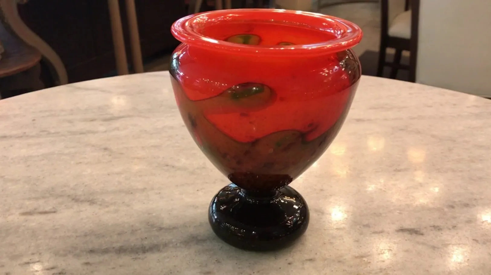 Un beau verre signé ancien de Schneider avec des couleurs vives et une forme élégante, parfait pour les collectionneurs.