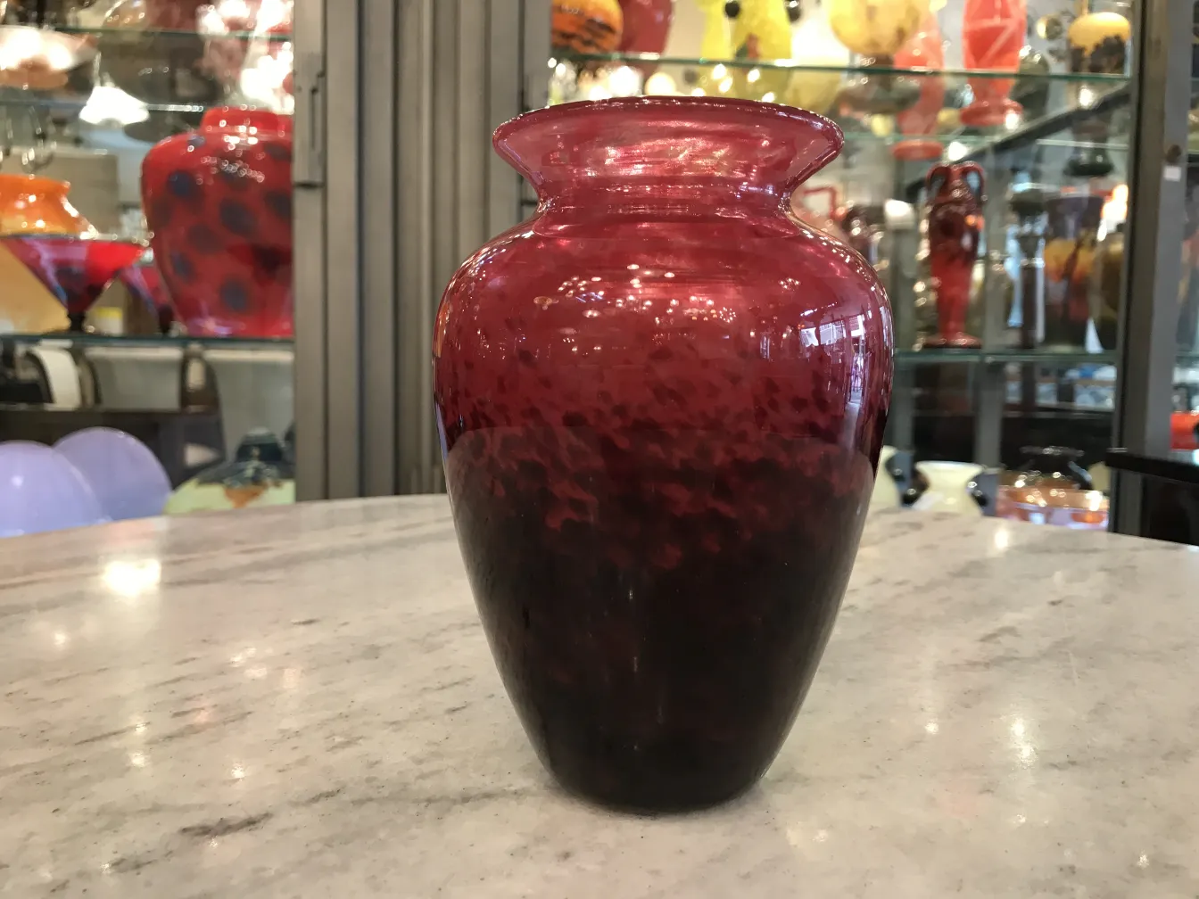 antike vase aus signiertem glas in tiefrot