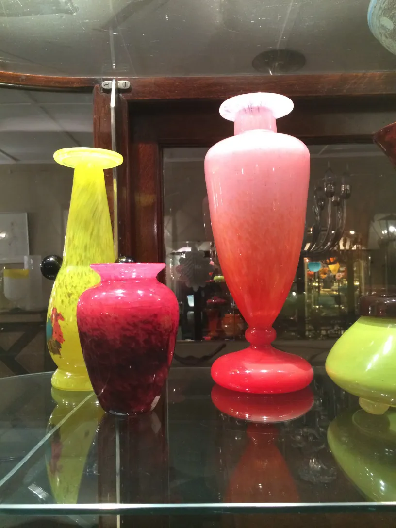 vitrail signé d'antiquité avec des motifs colorés