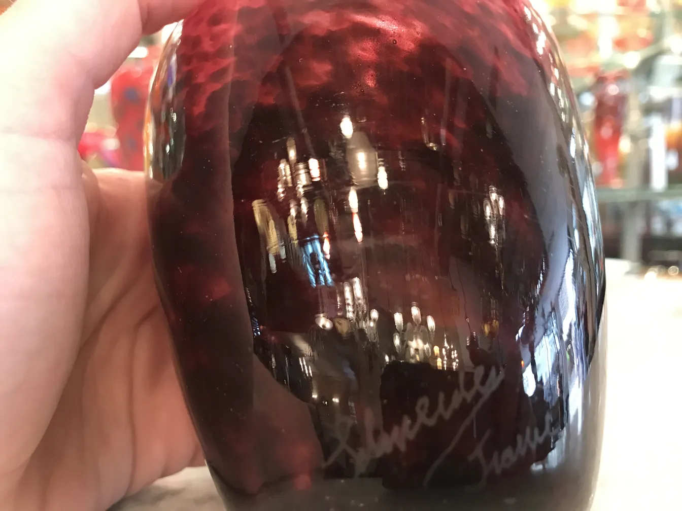 verre ancien avec signature schneider, reflets brillants