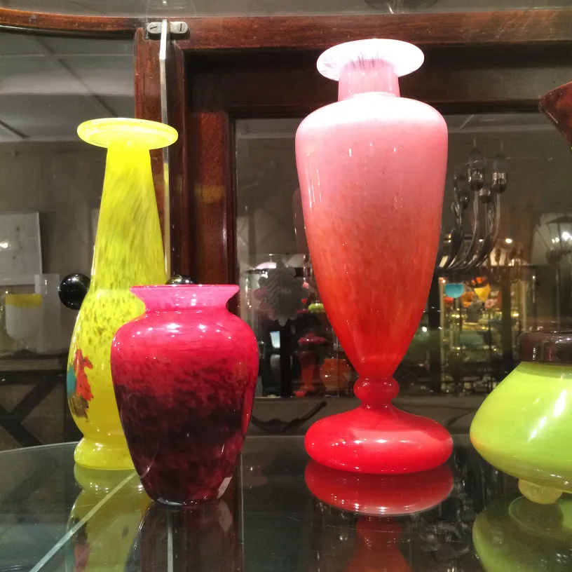 Vases anciens en verre signés par Schneider dans des couleurs vives. Fond accueillant.