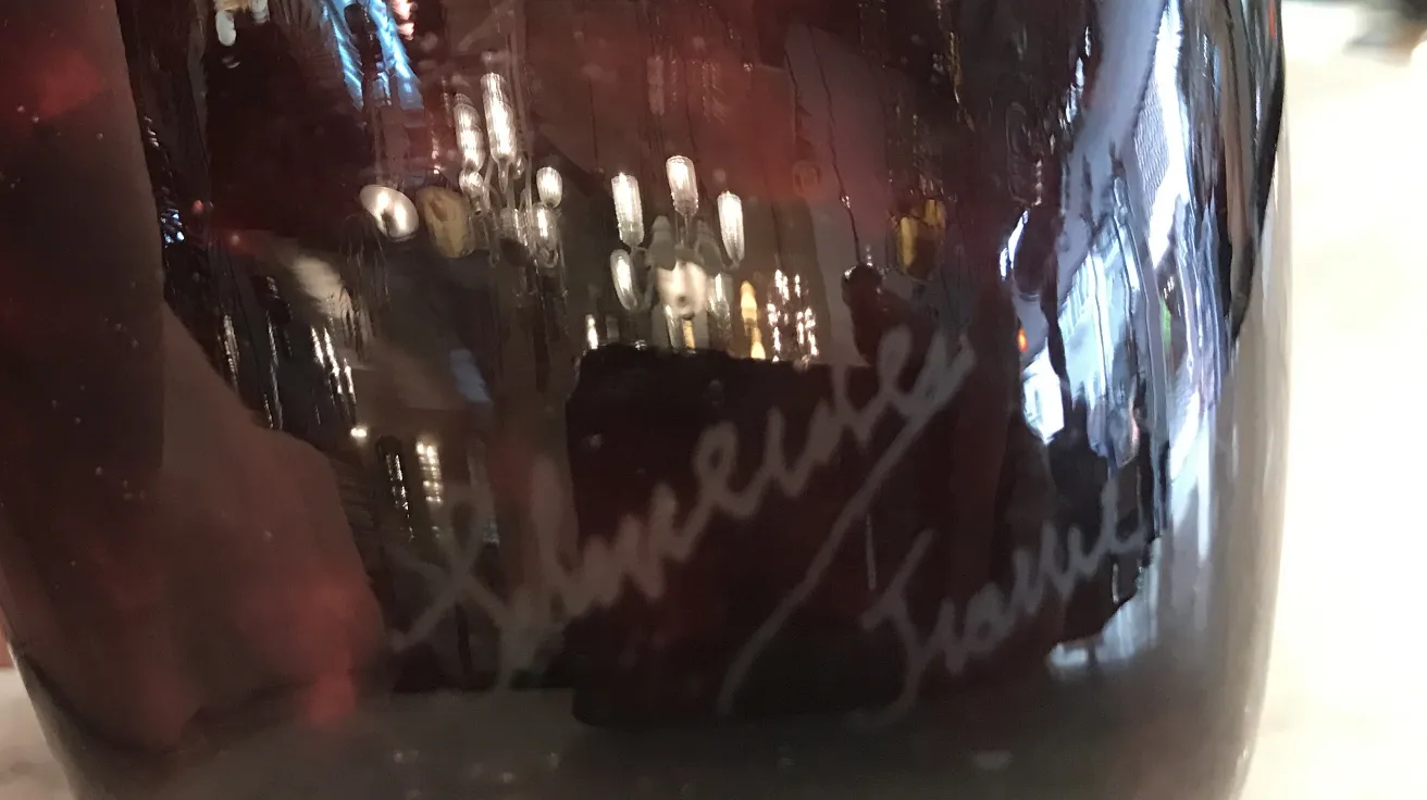 vidrio antiguo firmado por schneider con detalles elegantes