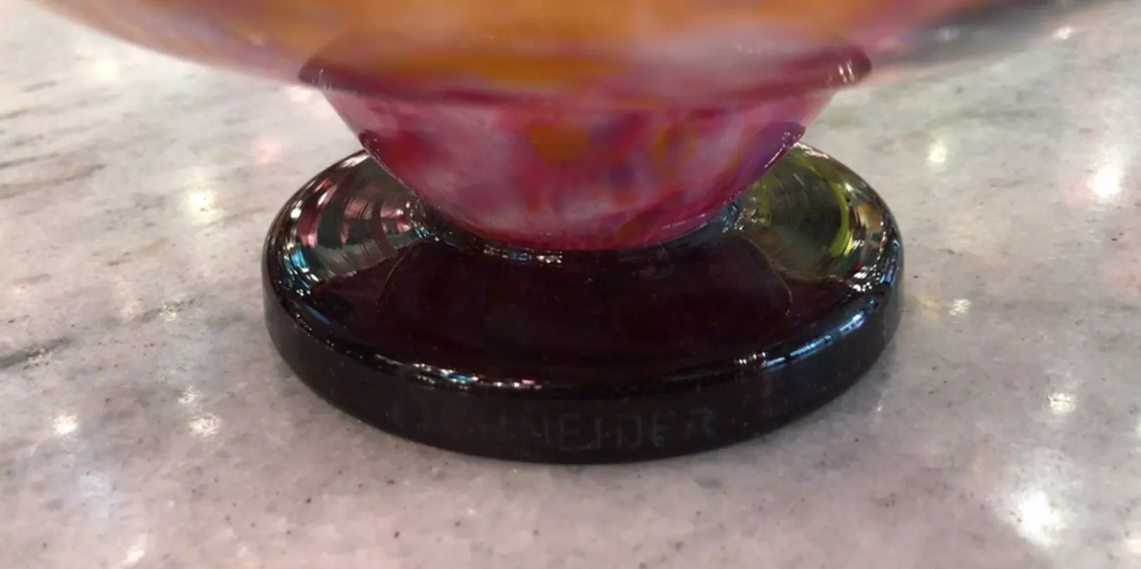 Antikes, signiertes Glas von Schneider in lebhaften Farben