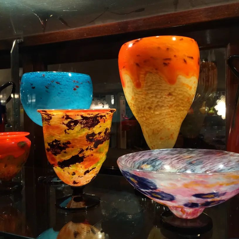 sammlung von antiquitäten mit signiertem glas in verschiedenen farben