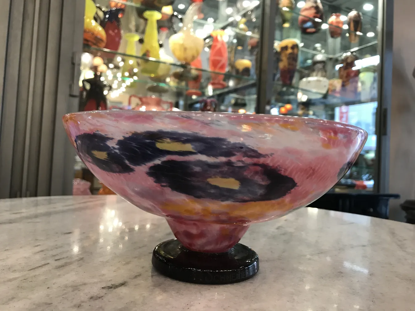 Cristal antiguo con firma, tonos rosa, morado y amarillo, decorado.