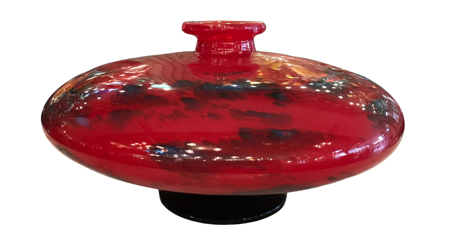 vidrio firmado de color rojo con detalles oscuros