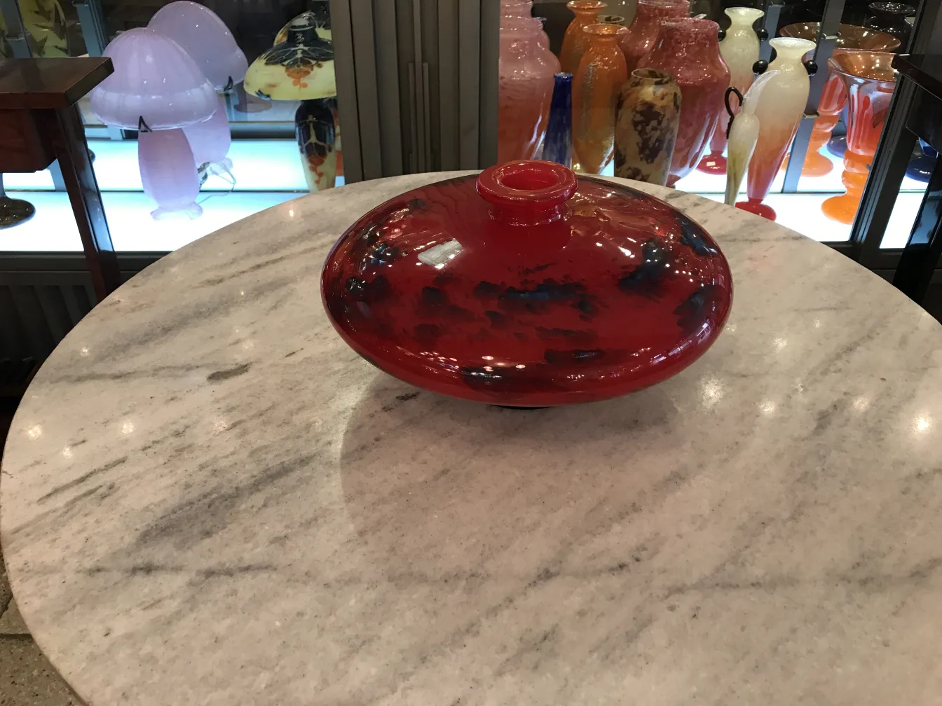 古董施耐德署名玻璃装饰形状置于大理石上