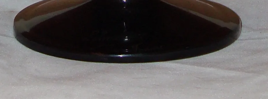 Vue d'un élégant verre signé Schneider sur base noire