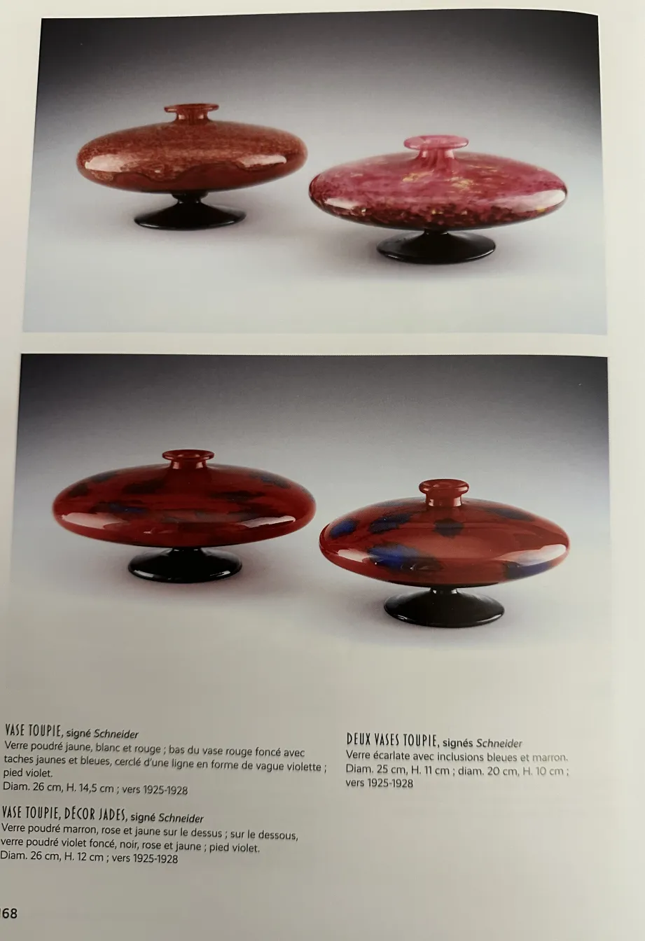 Два элегантных вазы из подписанного стекла Шнайдера, декоративные.