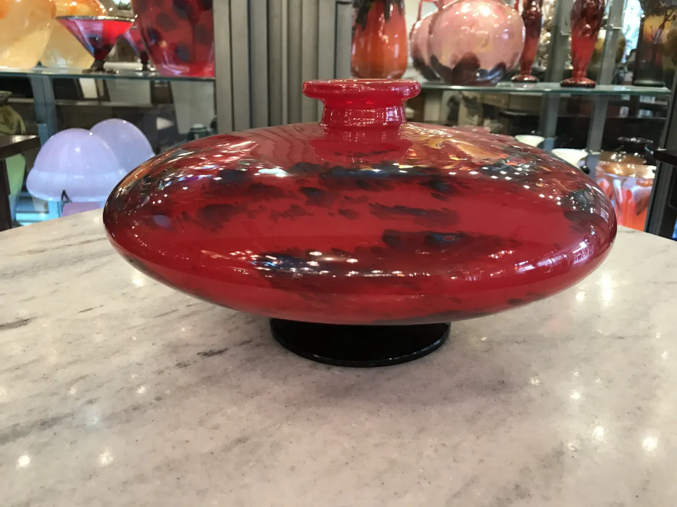 vetro firmato da schneider in rosso vivace