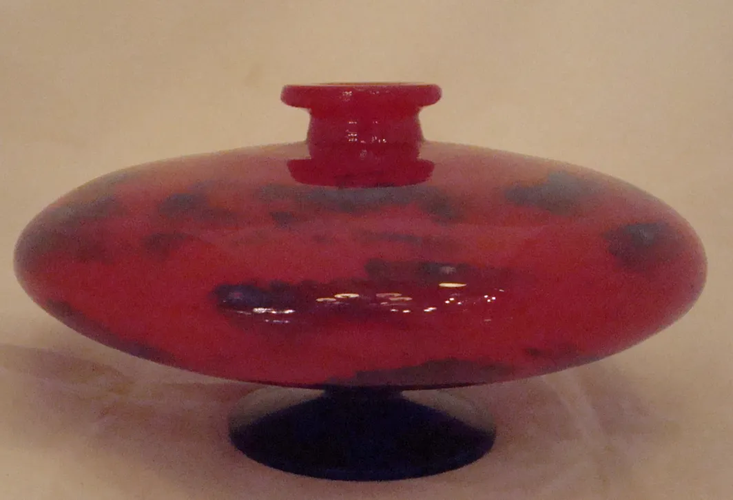 Vetro rosso con base blu, firmato da Schneider, oggetto antico.