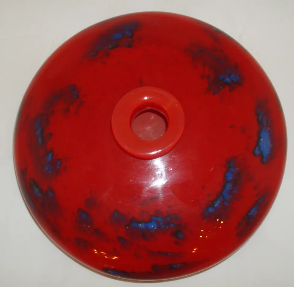 Rotes signiertes Glas Schneider mit blauen Details in runder Form, präsentiert in einem antiken Ambiente.