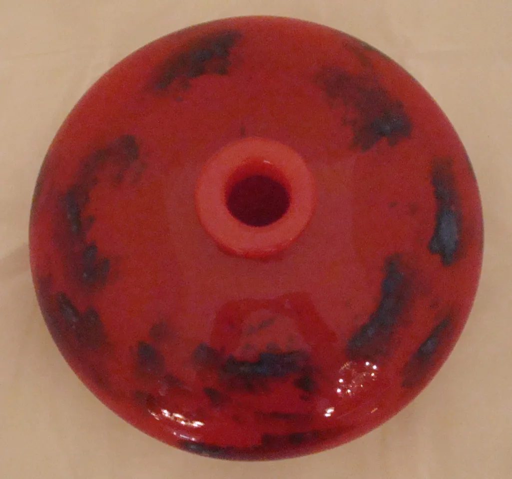 Antikes, signiertes Glas von Schneider, in rot-schwarzen Farbtönen, attraktives Design.