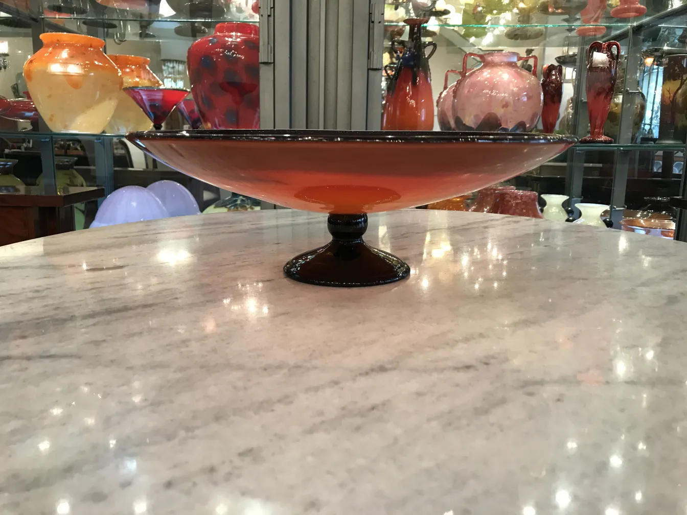 altes signiertes glas von schneider mit buntem hintergrund.