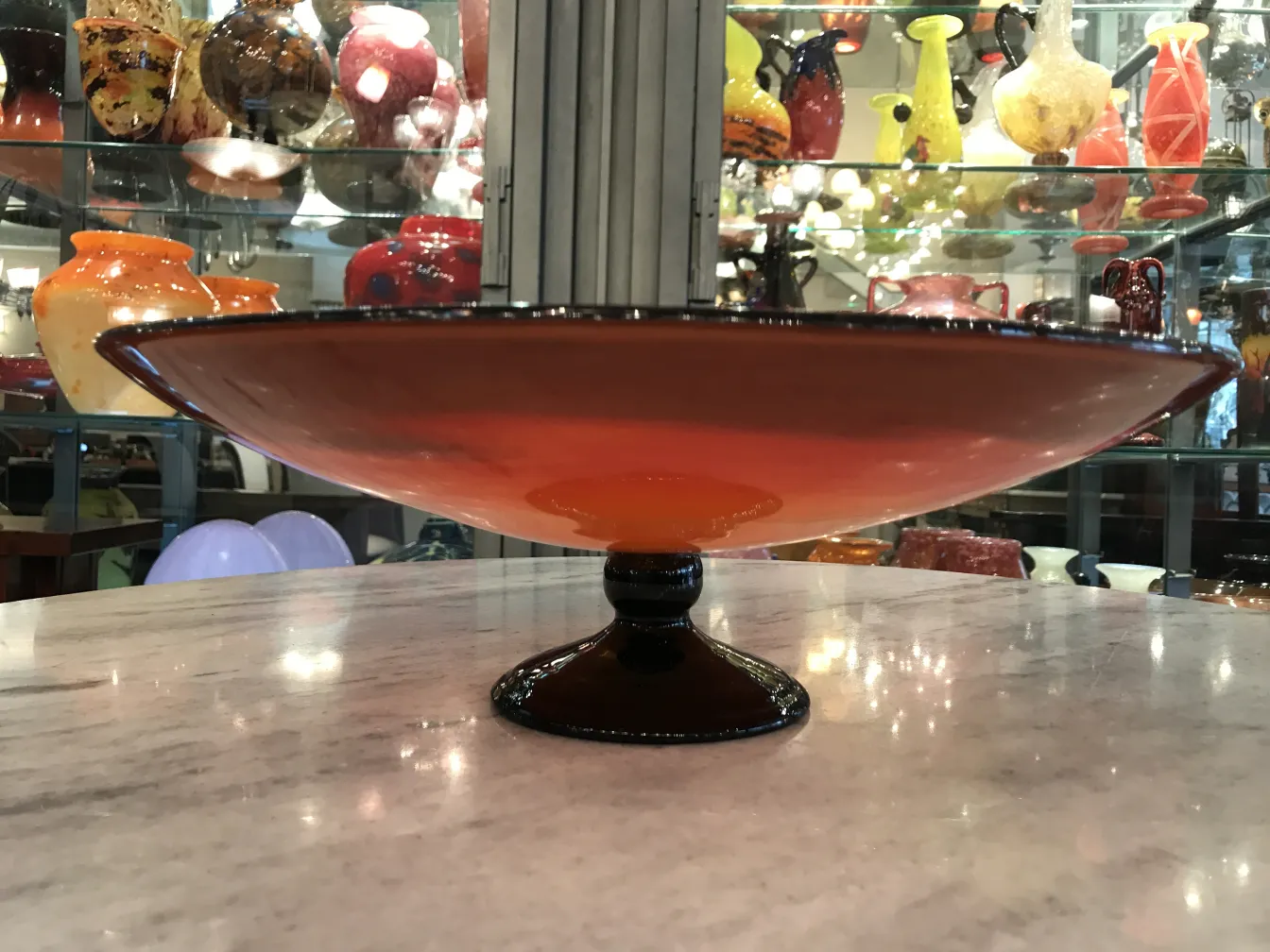 verre signé avec base noire et teintes orange, antiquité