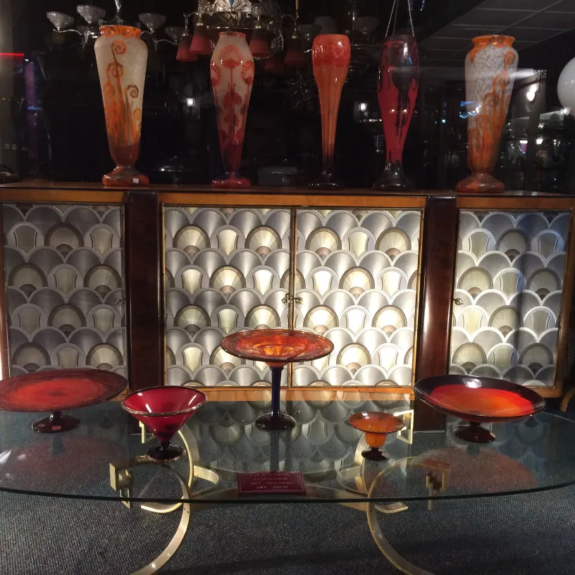 verre signé schneider français exposé avec d'autres objets décoratifs