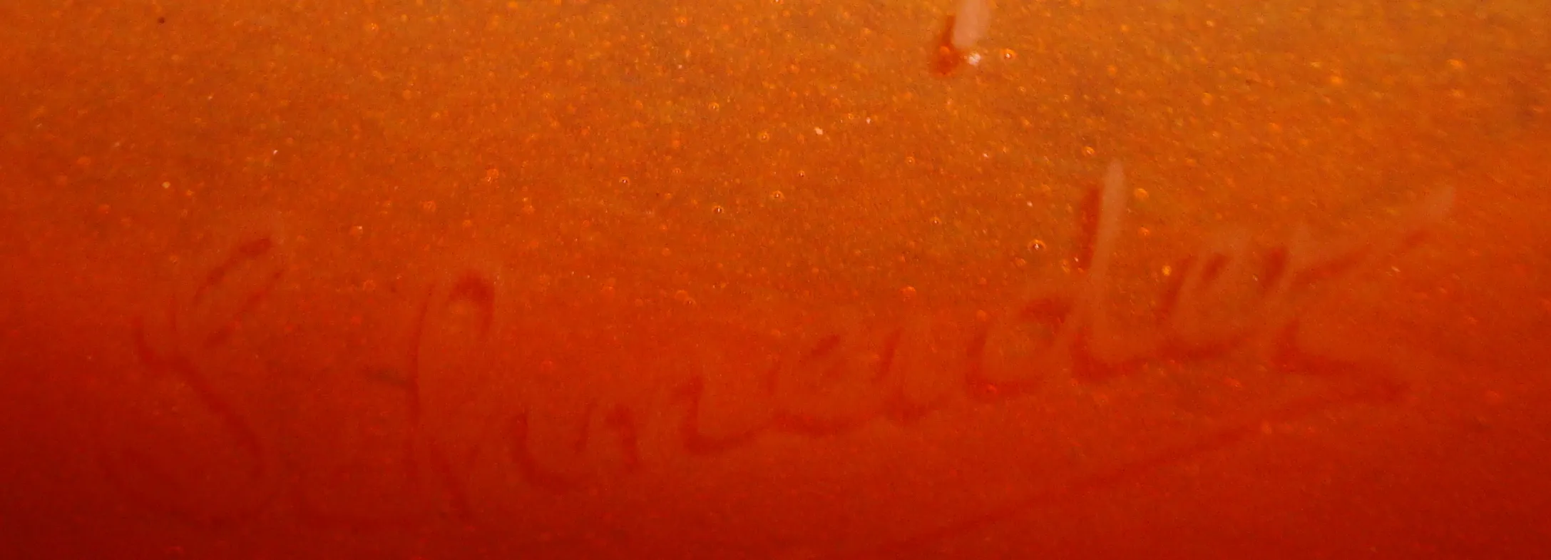 Antikes signiertes Glas von Schneider mit sichtbarer Unterschrift.