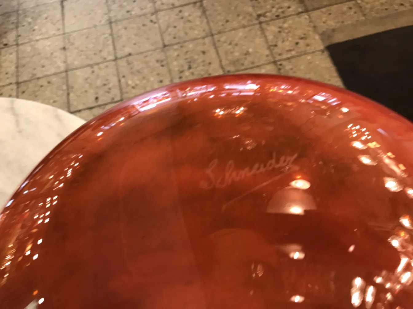 Vidrio antiguo con firma Schneider y fondo cálido