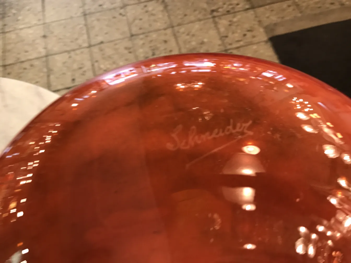 vidrio firmado antiguo de Schneider en color naranja con firma visible