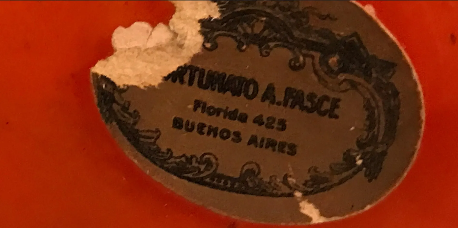 서명된 유리잔, 서명이 보이는 디자인.