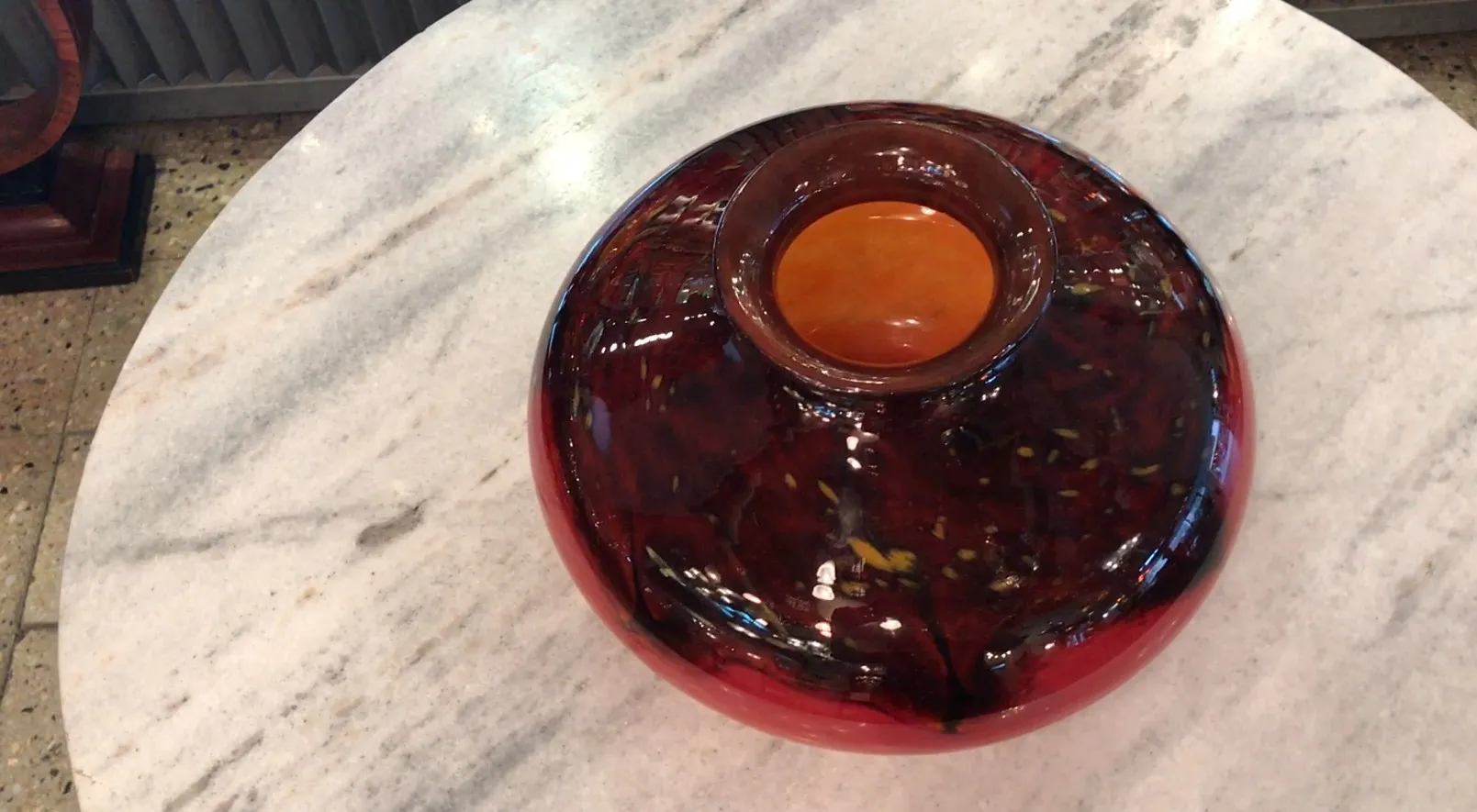 Verre décoratif ancien signé avec des détails colorés