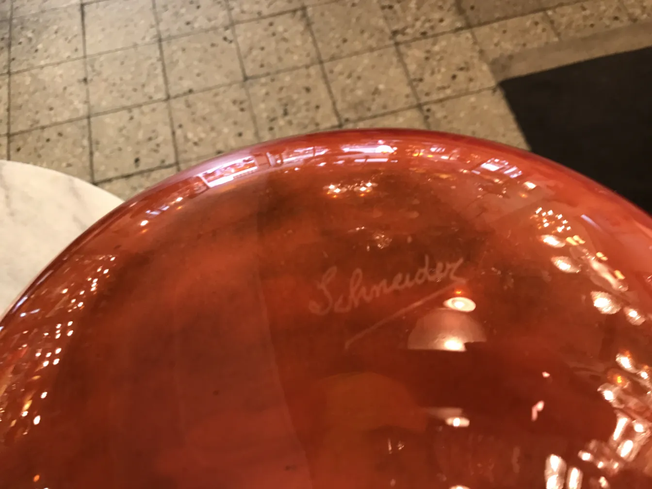 Warmfarbiges signiertes Glas mit der Unterschrift von Schneider.