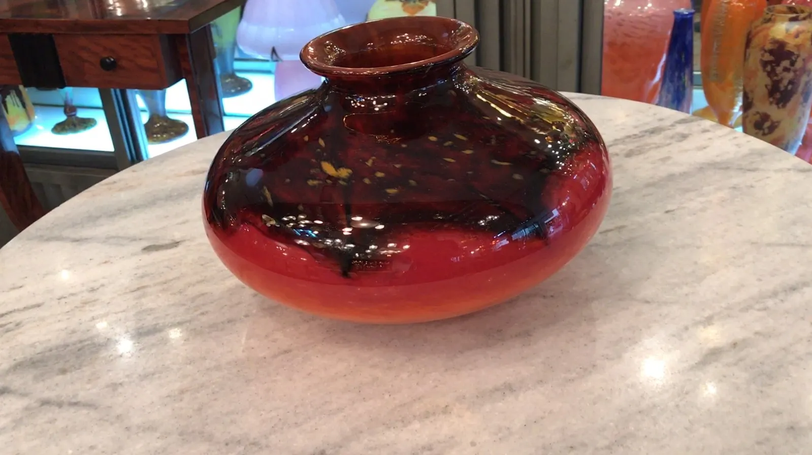 verre signé schneider en ton rouge avec décoration