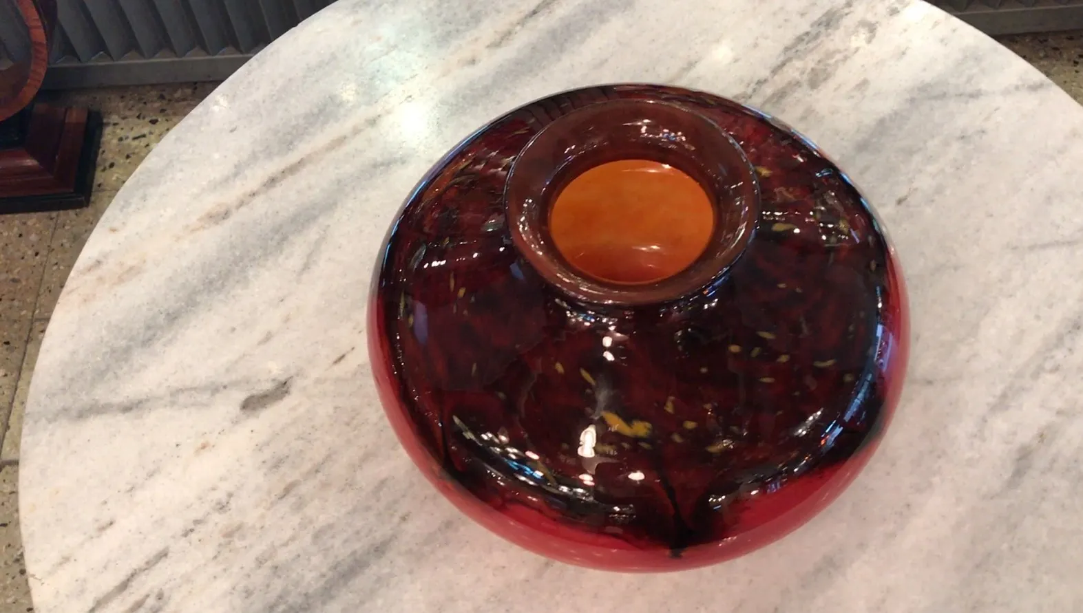 红色和金色的施奈德签名装饰性玻璃，圆形。