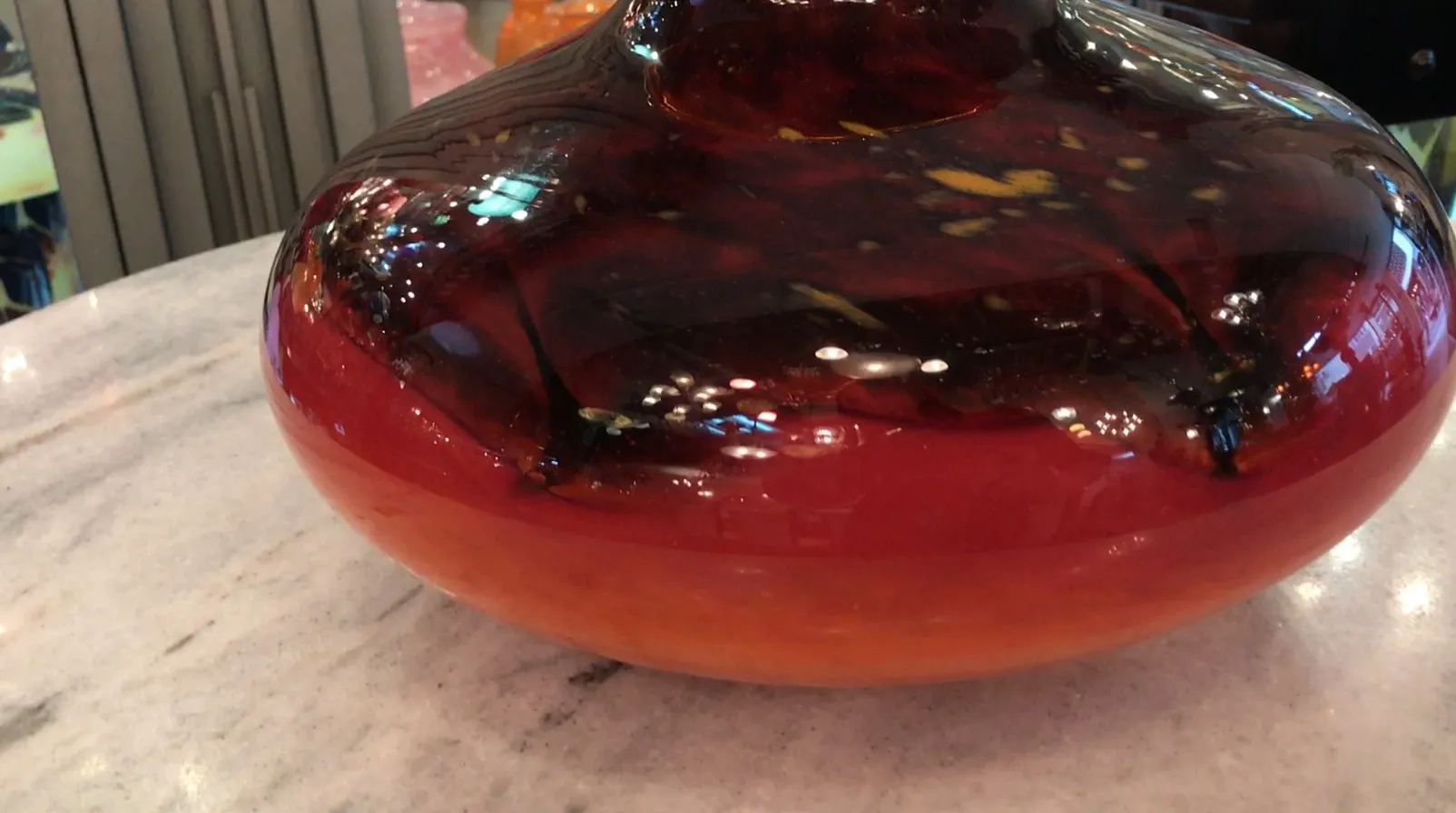 زجاج موقّع بتصميم ملون وخلفية لامعة