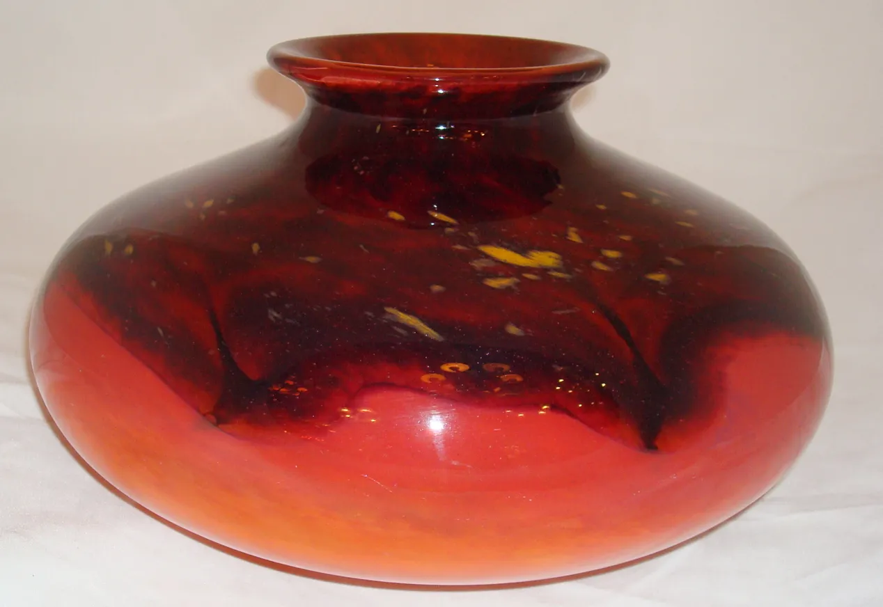 dekorative vase mit signiertem glas von schneider in rot und gelb