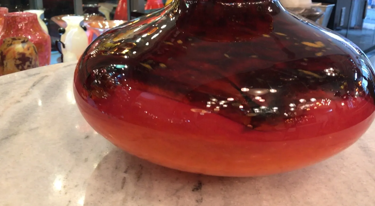 vidrio firmado de Schneider en tonos cálidos con luces reflejadas