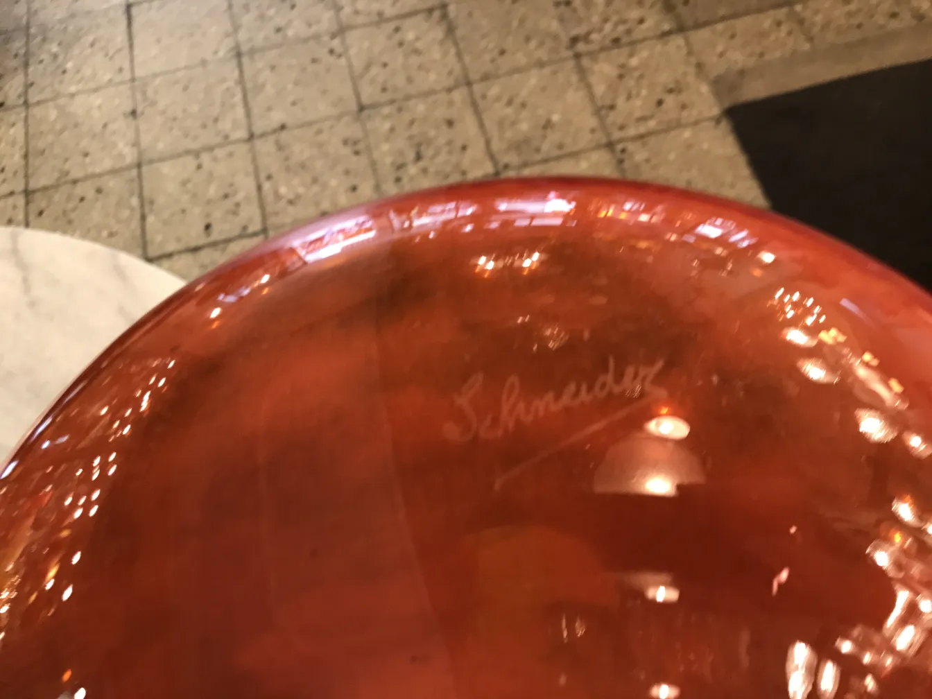 Verre signé Schneider de couleur rouge brillante, antiquité française.