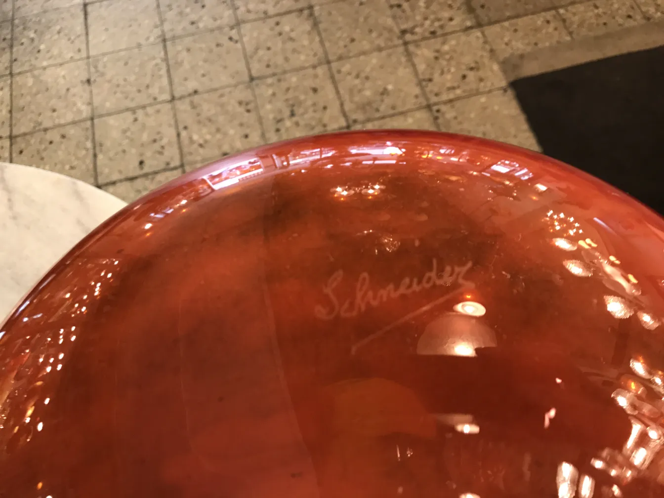 古董玻璃施耐德签名，清晰光亮。