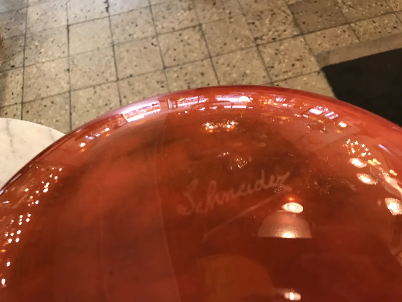 Verre signé Schneider dans un environnement ancien avec des détails artistiques