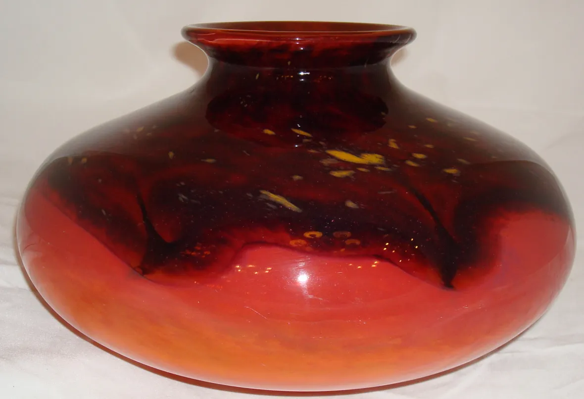 magnifique verre ancien signé Schneider en rouge, avec des détails uniques.