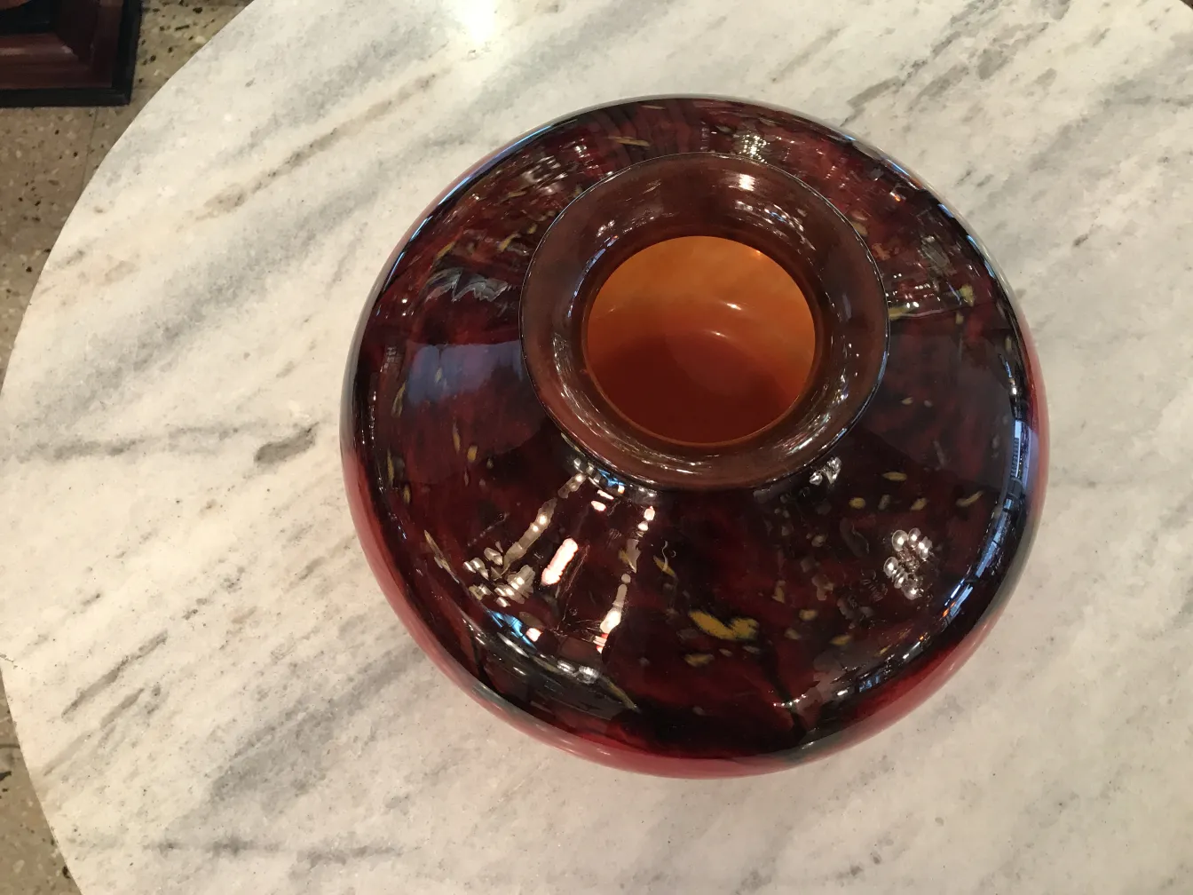 Verre antique signé par Schneider, aux teintes sombres et détails colorés.