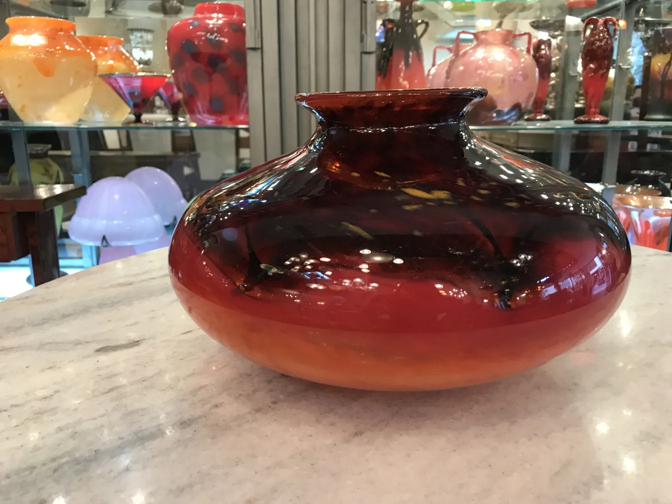 Vaso antico firmato Schneider in tonalità rosse e arancioni, dalla forma elegante.