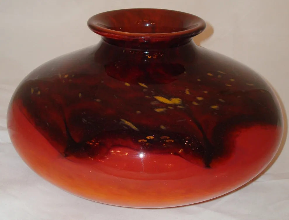 pezzo di vetro antico con firma, tonalità calde