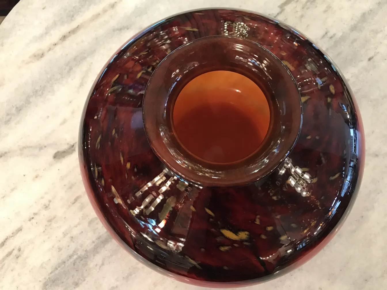 vue de dessus d'un verre signé schneider français décoratif