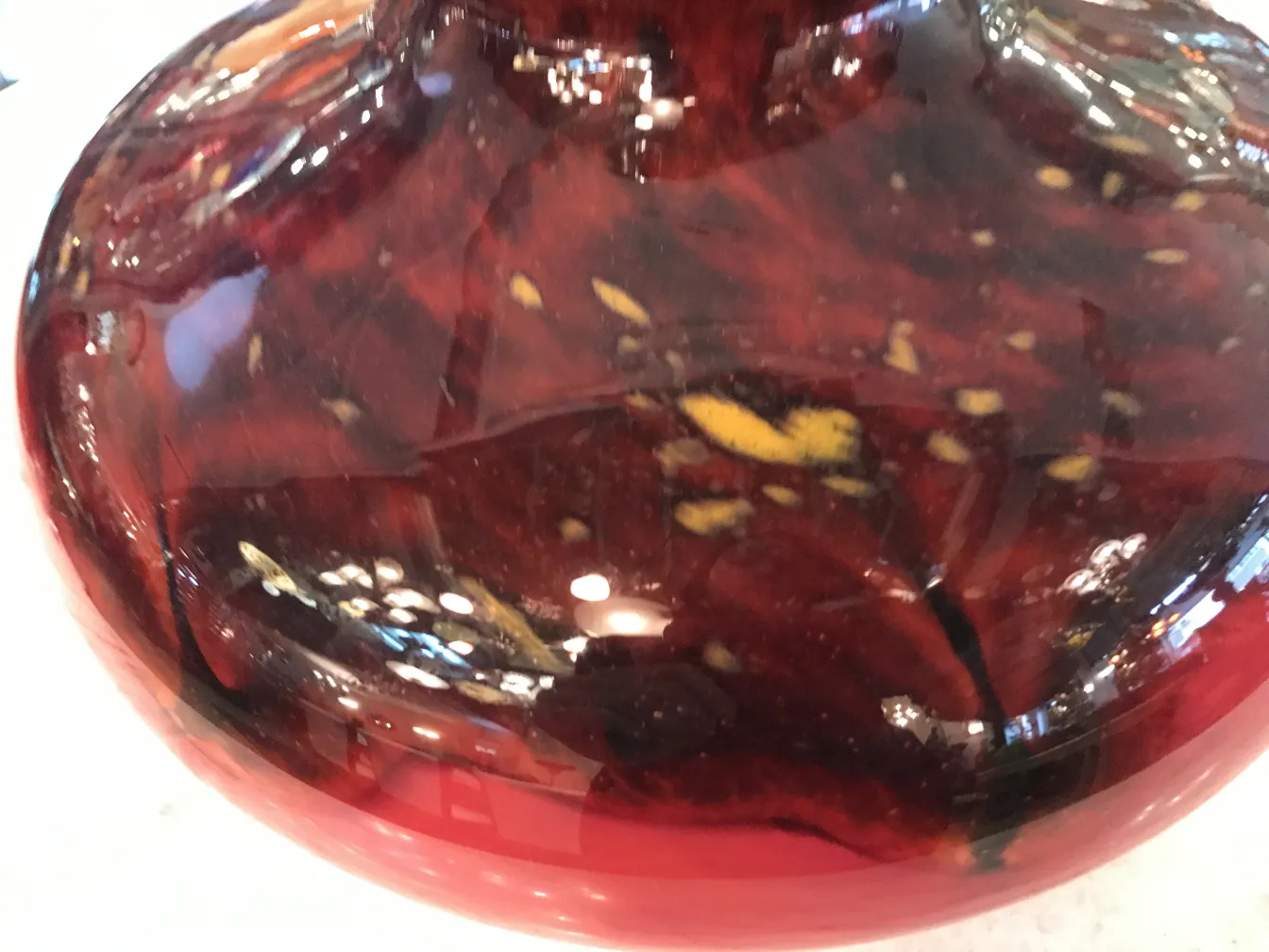 Antigo vaso de vidro com assinatura de Schneider, cores quentes