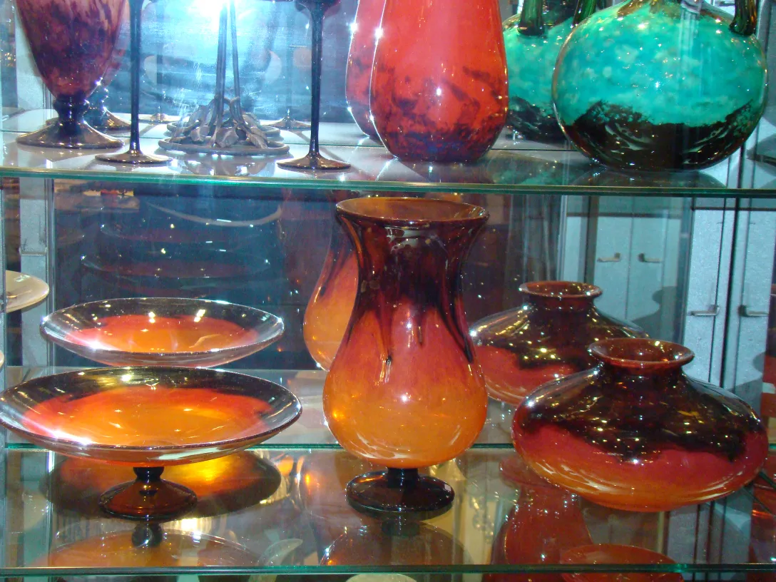 Antikes signiertes Glas von Schneider in der Beleuchtung