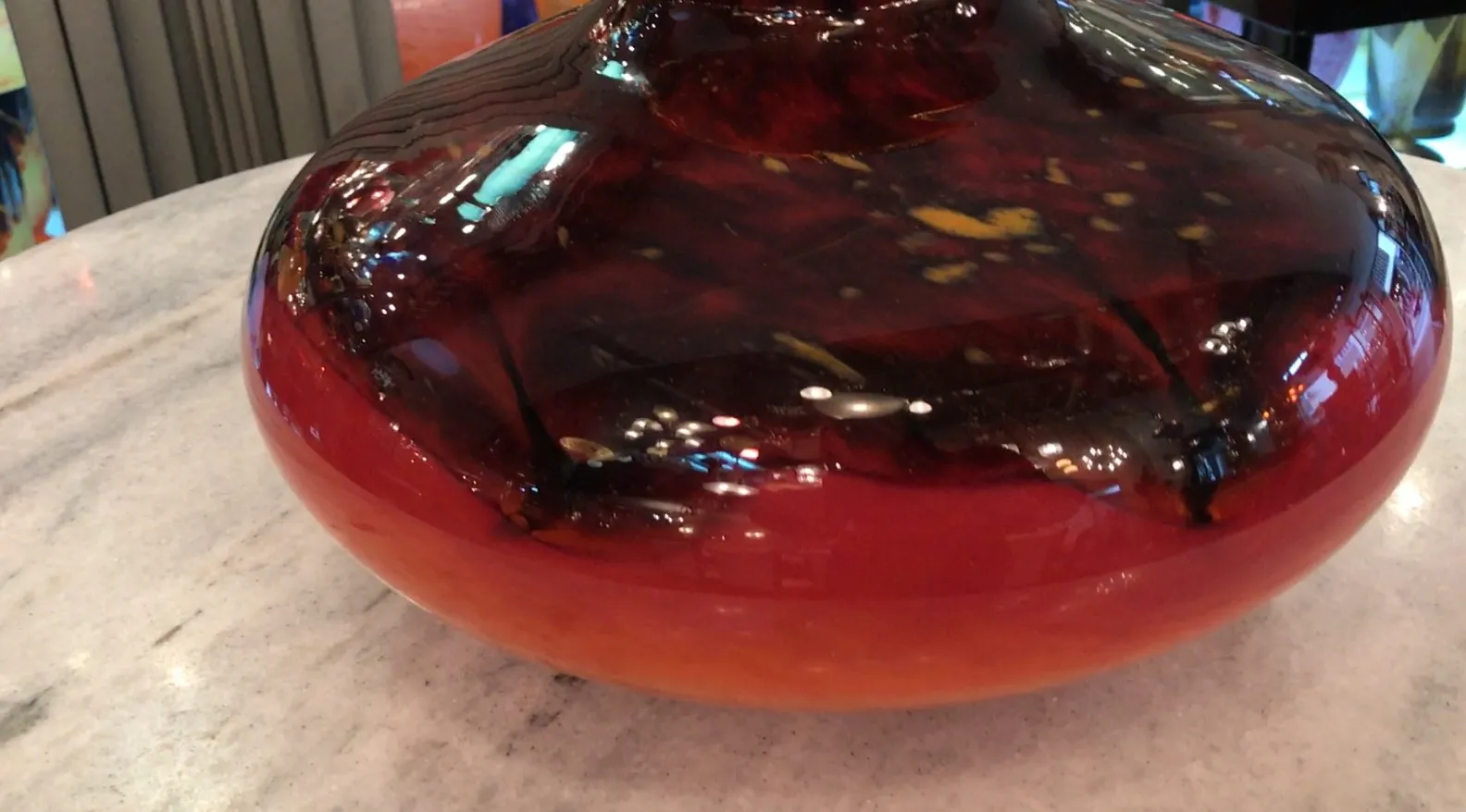 हस्ताक्षरित कांच पर सजावटी विवरण लाल रंग के