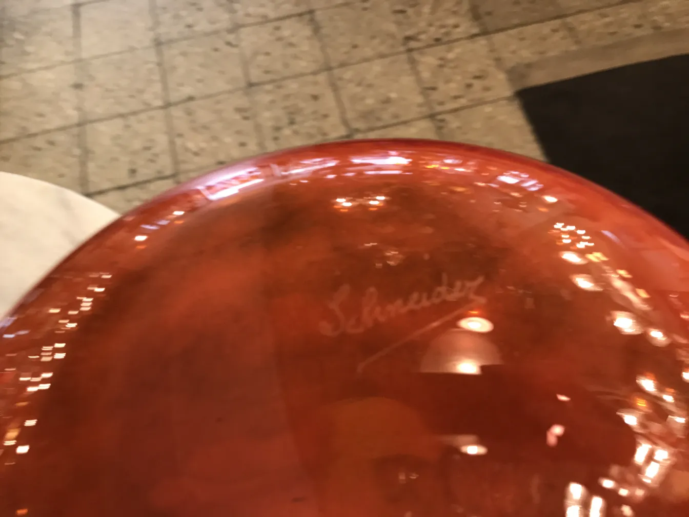 Vidrio decorativo antiguo firmado por Schneider, con un tono rojo.