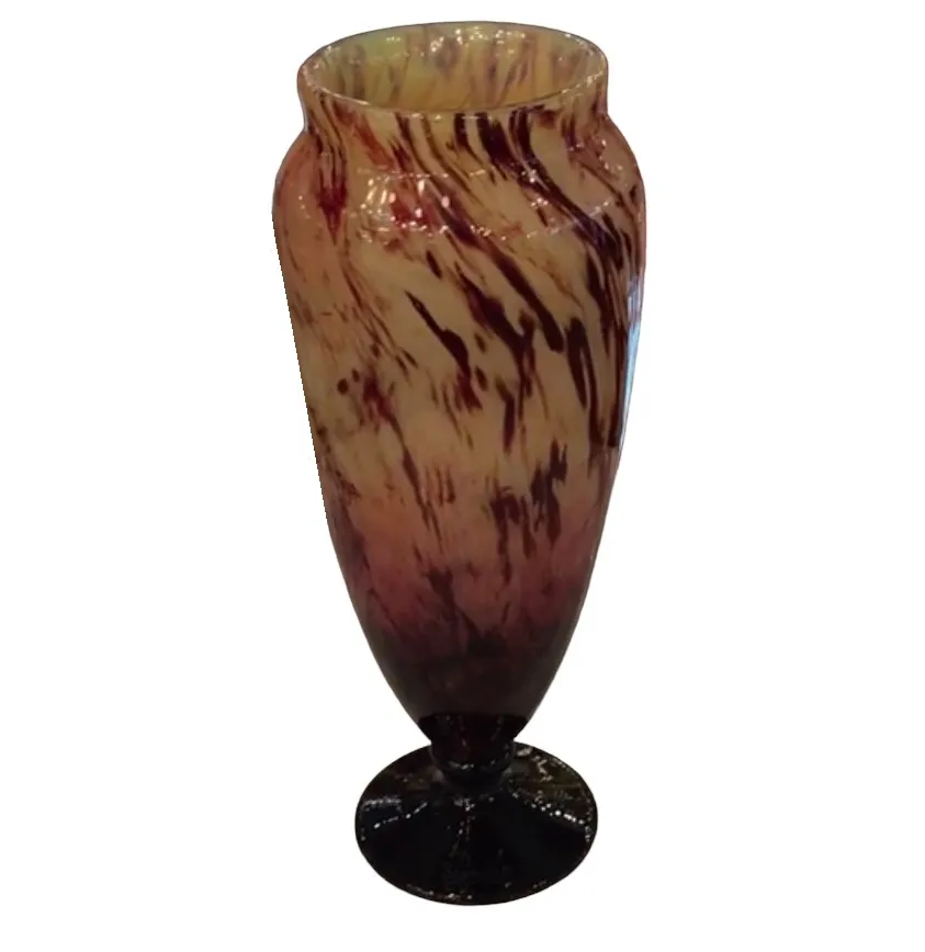 verre ancien signé Schneider avec des motifs colorés chauds