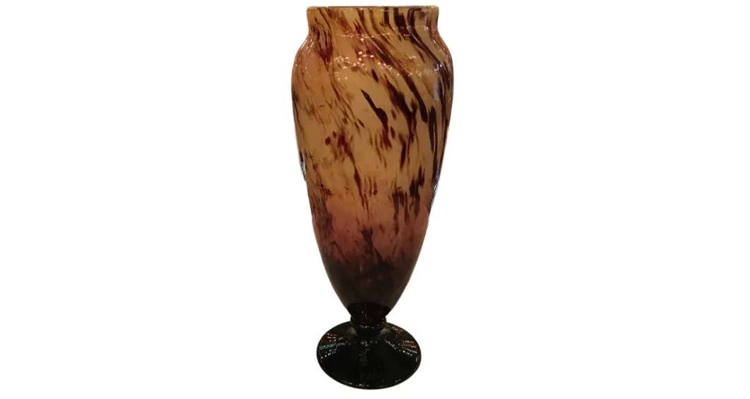 Antike Vase mit Design von signiertem Glas Schneider, dekorativ.