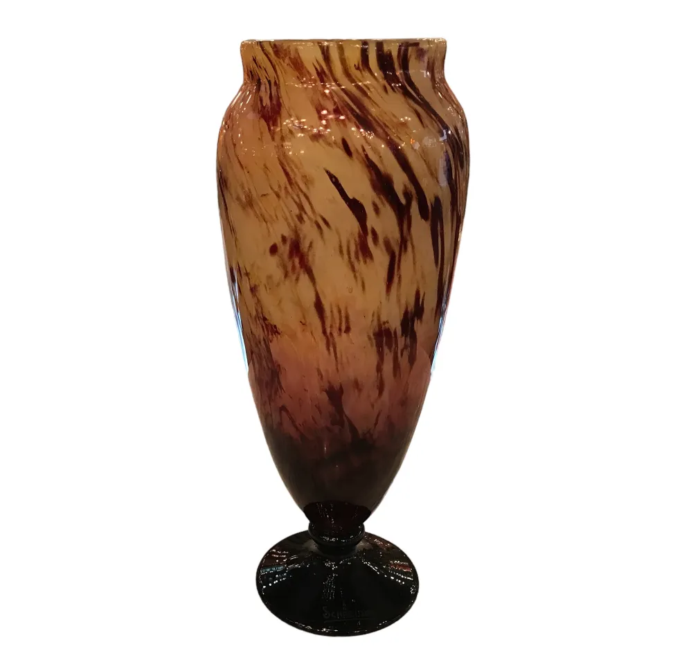 ت vase تحفة زجاج موقّع شنايدر مع تصميم أنيق وألوان دافئة.