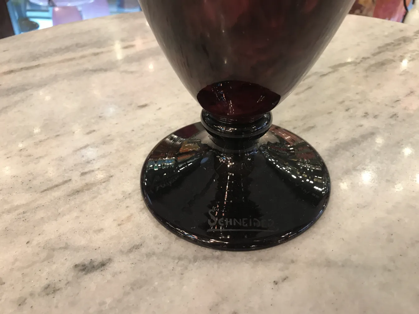 verre signé avec base noire élégante, ancien