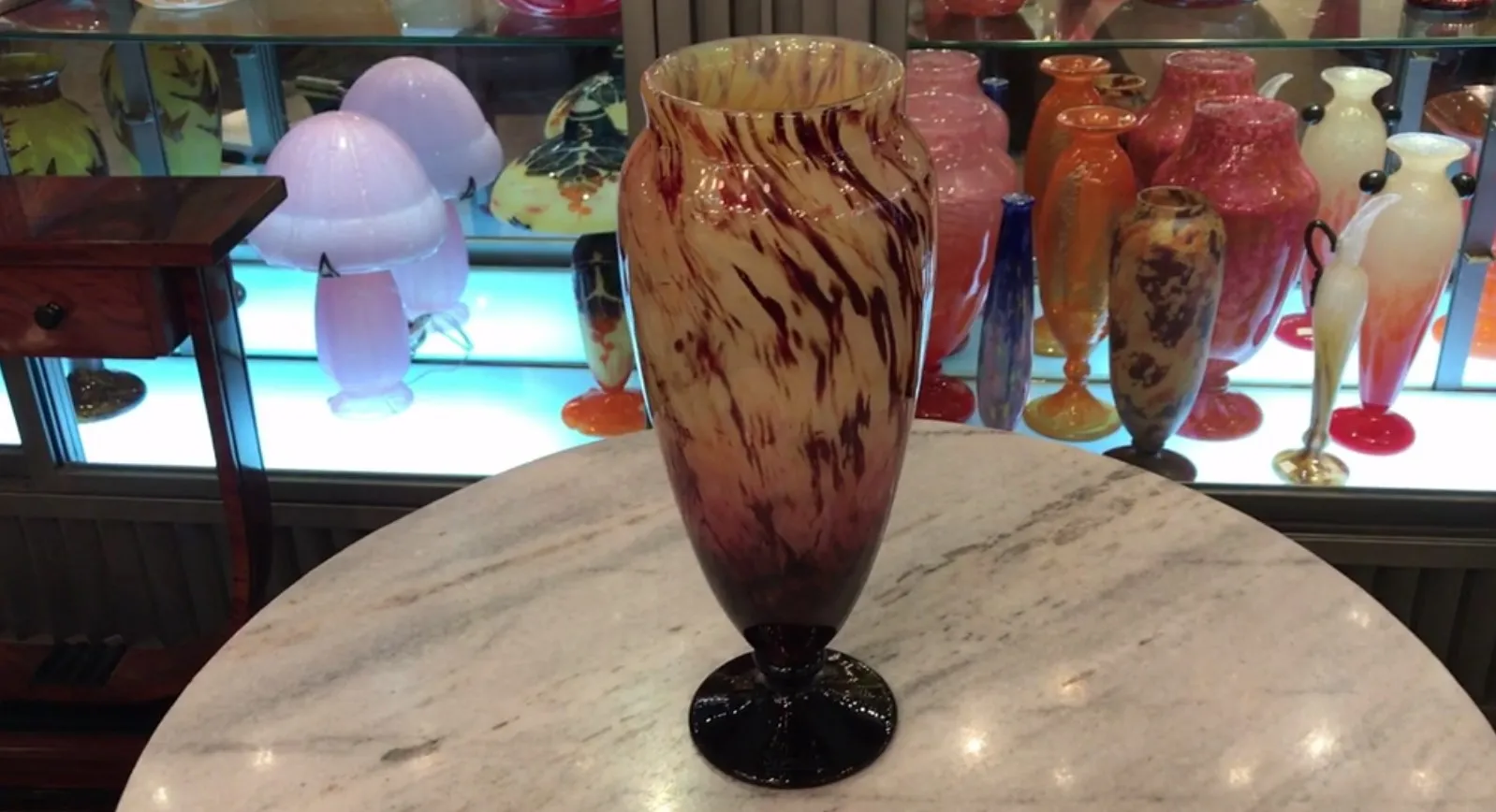 antike vase mit braunem und goldenem streifendesign