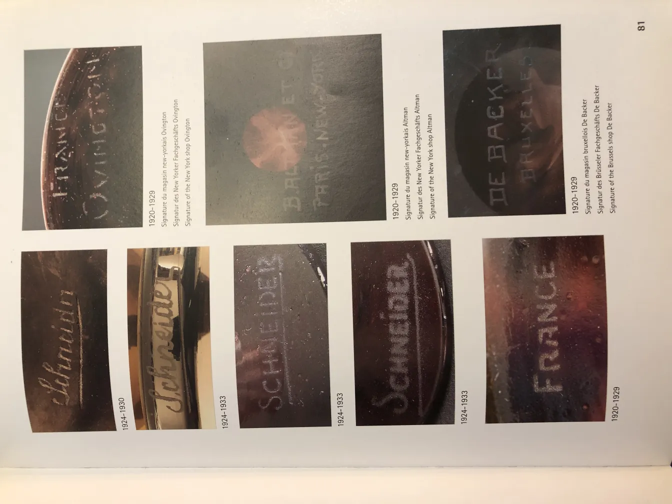 Antikes Glas mit der Unterschrift von Schneider und klaren Details.